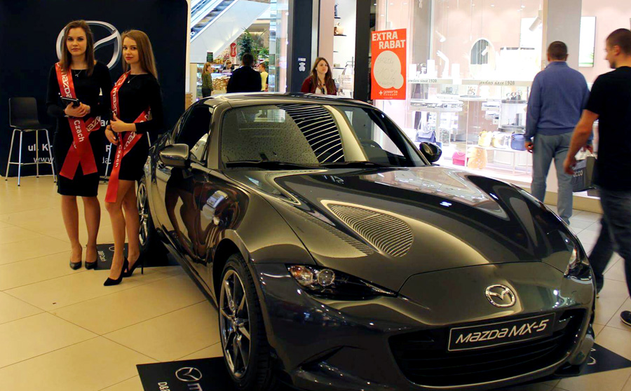 Hostessy podczas promocji Mazdy