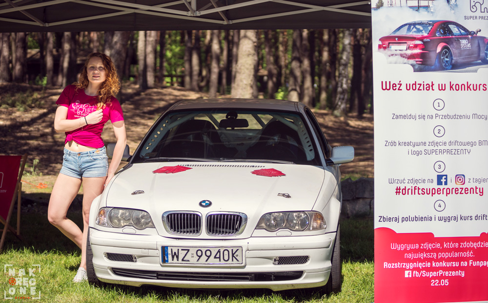 Hostessa podczas promocji oferty Superprezenty