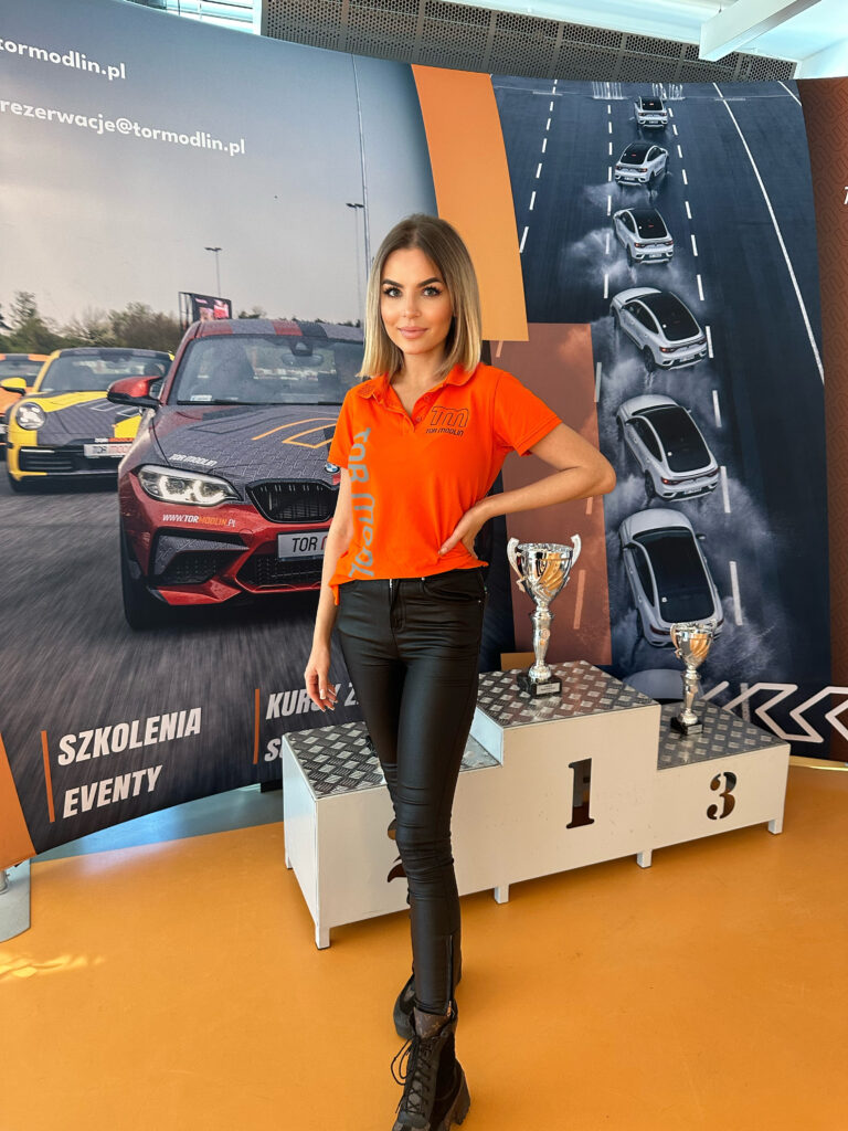 Przyspiesz swoje doznania z DNA Agencja Hostess na Torze Modlin