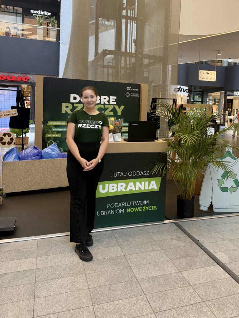 Hostessy wspierają zbiórkę ubrań w Aura Centrum Olsztyn - DNA agencja hostess