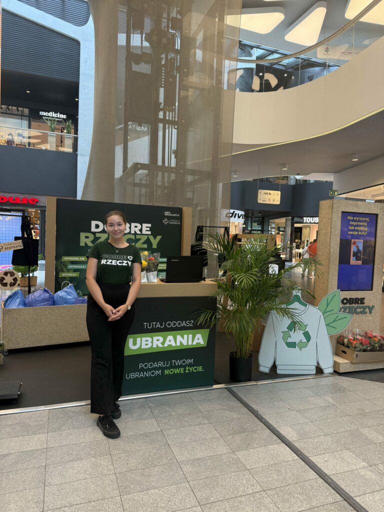 Hostessy wspierają zbiórkę ubrań w Aura Centrum Olsztyn, DNA agencja hostess
