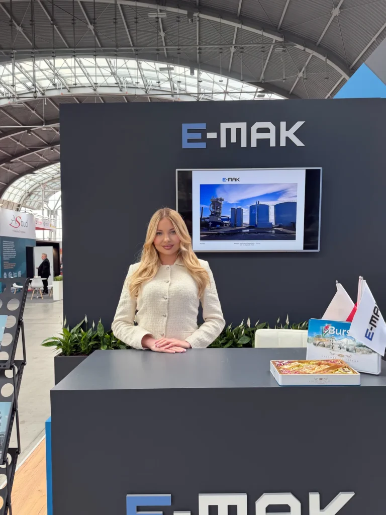 Hostessy Kielce na targach Autostrada Nowa Infrastruktura - DNA agencja hostess