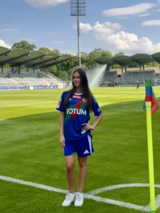Hostessy agencji DNA podczas prezentacji nowych koszulek Miedzi Legnica na Stadionie Miejskim
